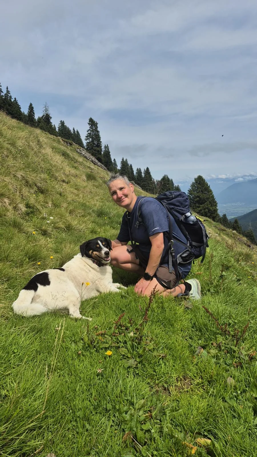 Manuela Lenk mit ihrem Hund beim Wandern